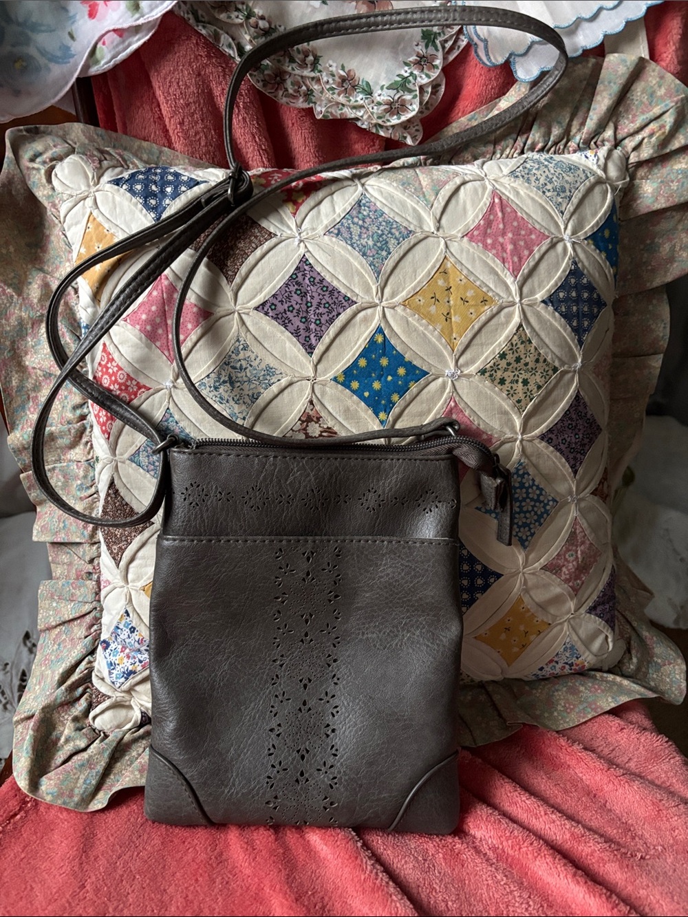 Women's Gray Crossbody Shoulder Bag - Classic Everyday Style. Unbranded